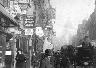 Passers-by in Fleet Street outside Ye Olde Cheshire Cheese pub, 1900.